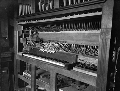 400177 Afbeelding van een in aanbouw zijnd orgel bij een orgelbouwer te Baarn.